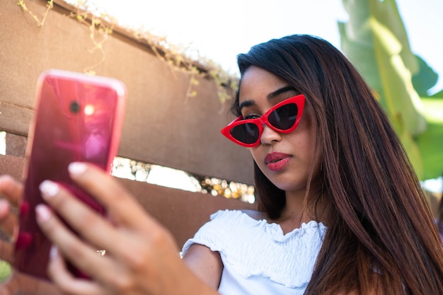 Photo latin woman taking a selfie with her friends hispanic girl with a nice smile takes a photo