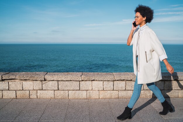 Donna latina che parla al telefono.