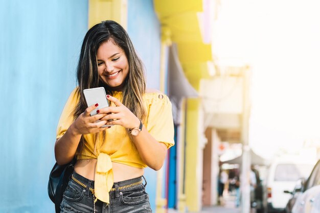 スマートフォンを使うラテン系の女性