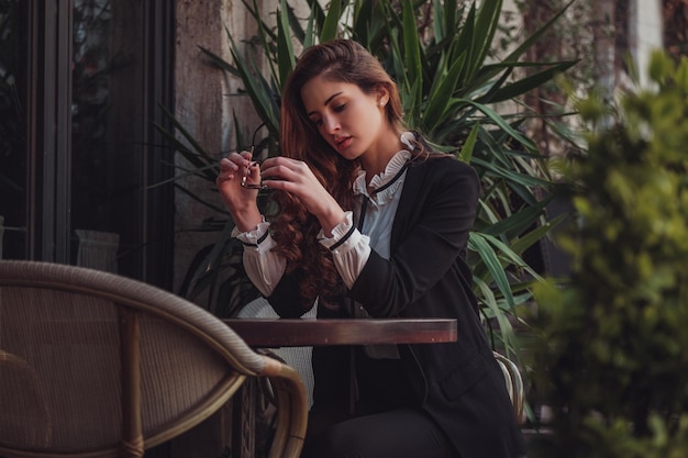 Una donna latina cammina per la vecchia istanbul