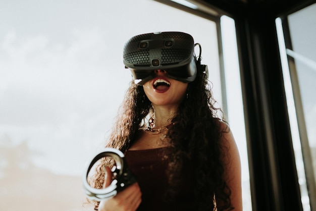 Photo latin woman with virtual reality glasses. future technology concept.