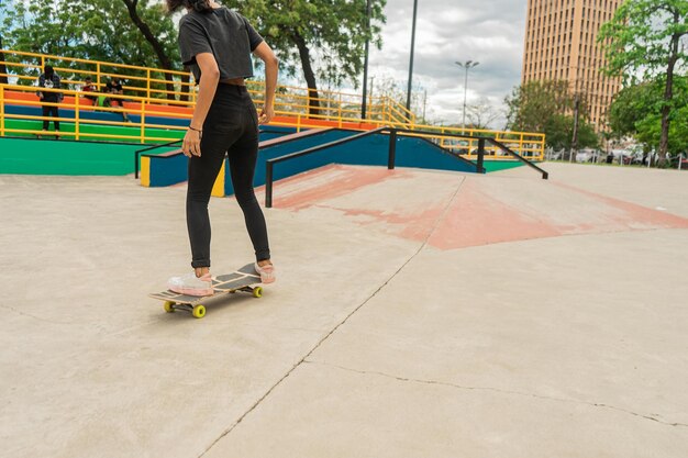 Latina tiener vrouw skaten in een openluchtpark in Nicaragua