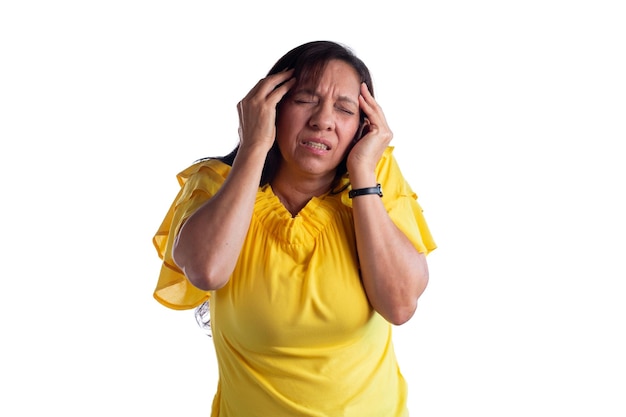 激しい頭痛を感じているラティーナの女性は、手で頭を抱え、痛みにしかめっ面をしている