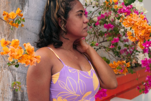 Latina woman, on the streets of the city, posing in front of the camera.