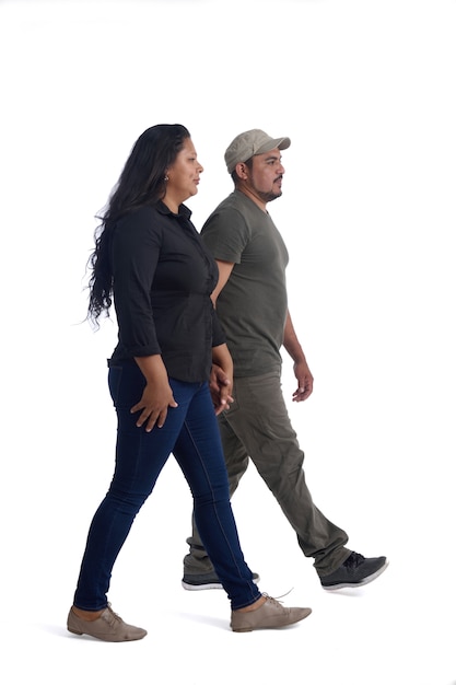 Photo latinamerican couple walking on white