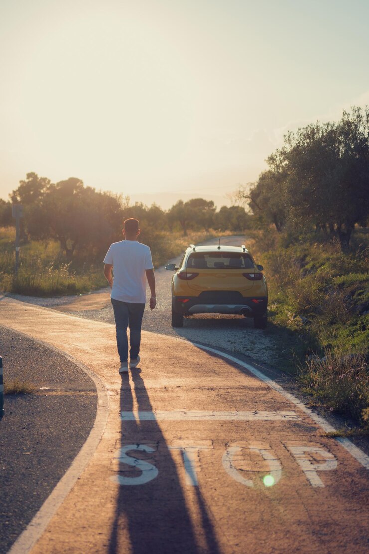 Latino man die bij zonsondergang naar zijn auto loopt