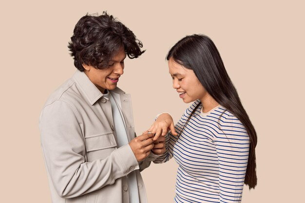 Latino man die een Chinese vrouw ten huwelijk vraagt Valentines thema
