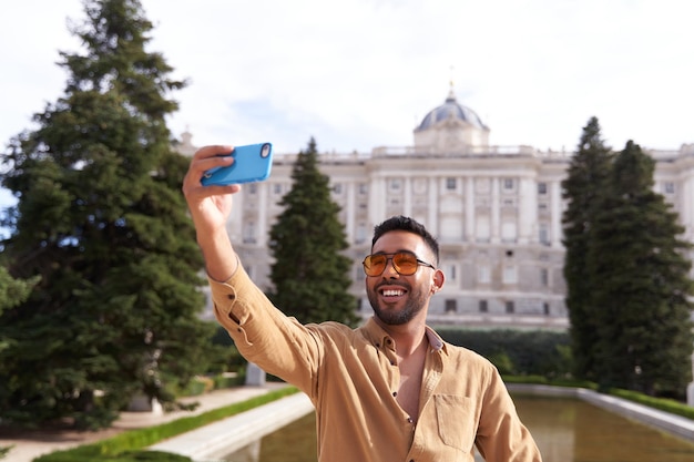 Latino man die een selfie maakt als toerist in Madrid