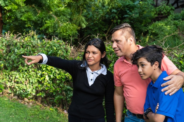 Latino man met zijn kinderen buiten