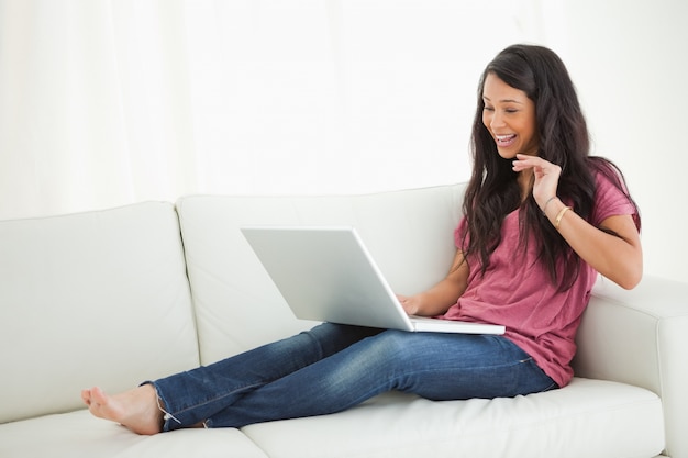 Latino student op een videochat