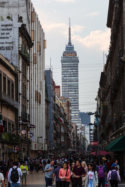 Фото Латинская башня, также известная как torre latinoamericana и оживленная переполненная улица мехико мехико