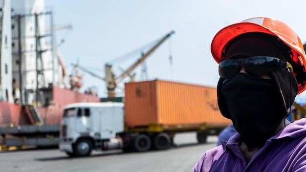 Латиноамериканский рабочий в экспортном порту погрузки, импорта и логистики