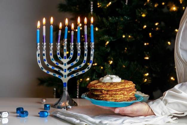 Foto i latkes sono un piatto tradizionale ebraico servito durante hanukkah