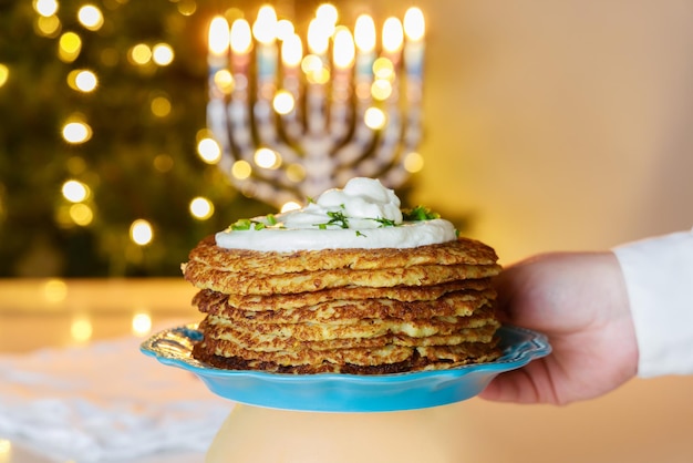 Latkes zijn traditionele Hanukkah-gerechten gemaakt van knapperige aardappel