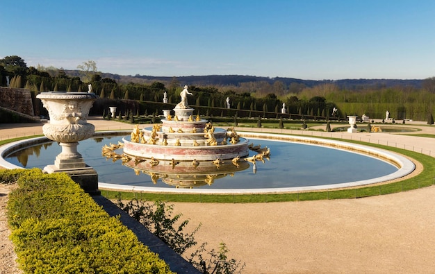 La fontana di latona nel giardino di versailles in francia