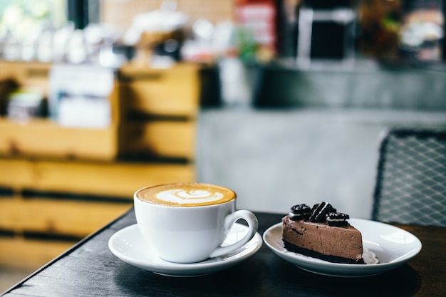 ラテアアートまたはチョコレートケーキのホットコーヒーカップ