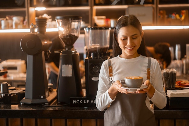 写真 現代的なコーヒーショップで飲む準備が整ったバースタの手で作られたラテアート