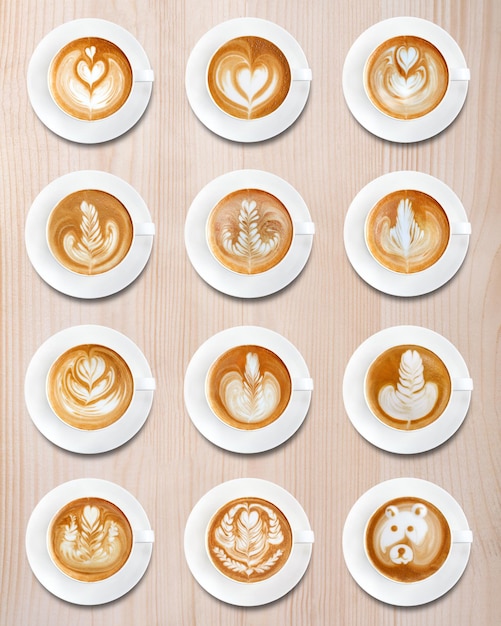 Latte art koffie op bruine houten achtergrond