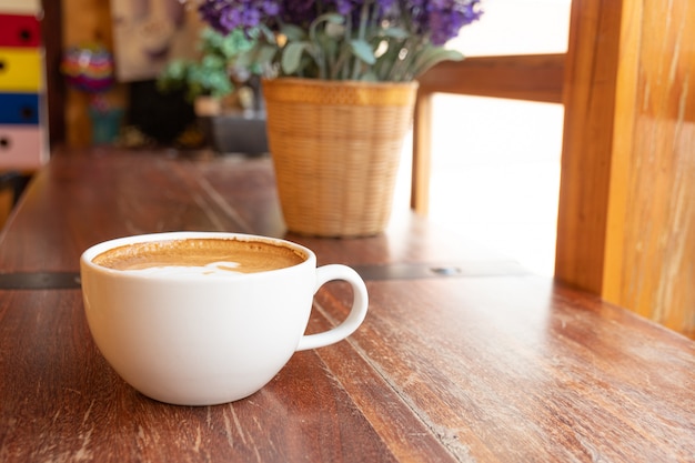 Latte art in un bicchiere bianco