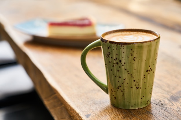 カフェラテコーヒーとテーブルの上のチーズケーキ