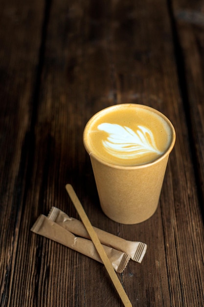 Latte, caffè in un bicchiere con una foto. bevanda calda.