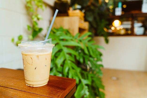 Caffelatte in legno di vetro da asporto sul tavolo