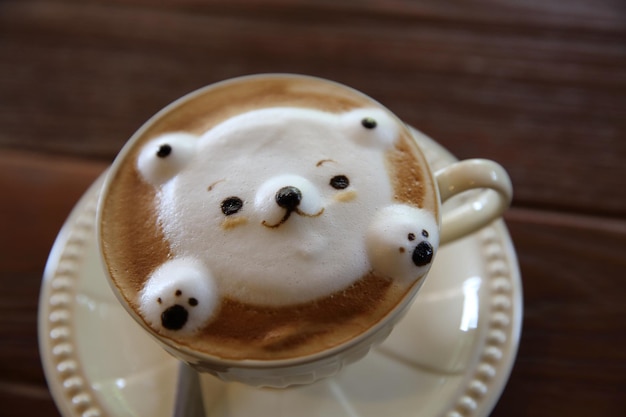 クマを上に乗せたラテコーヒー