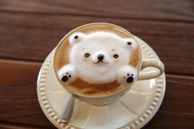 クマを上に乗せたラテコーヒー