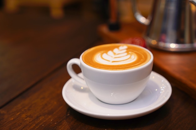 Latte hete koffie in een kopje, het is een populaire drank ter wereld om 's ochtends op te frissen of om meer energie te maken.