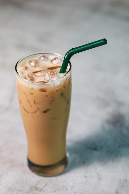 Latte ijskoffie verse drank in het glas op tafel gezet