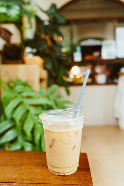 latte koffie in afhaal glas hout op tafel