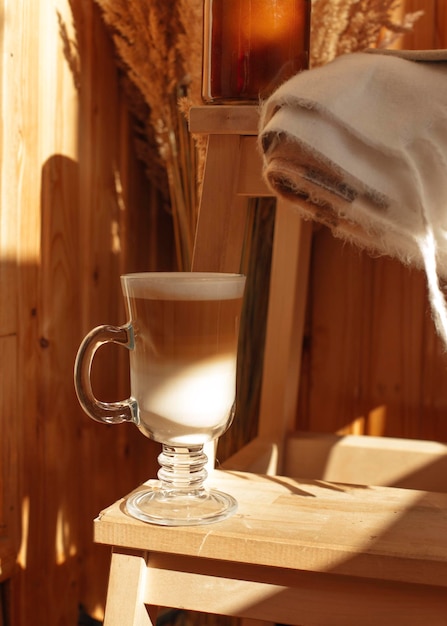 latte koffie in een glas, herfst compositie