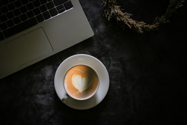 Foto latte-koffie op lichte houten vloeren