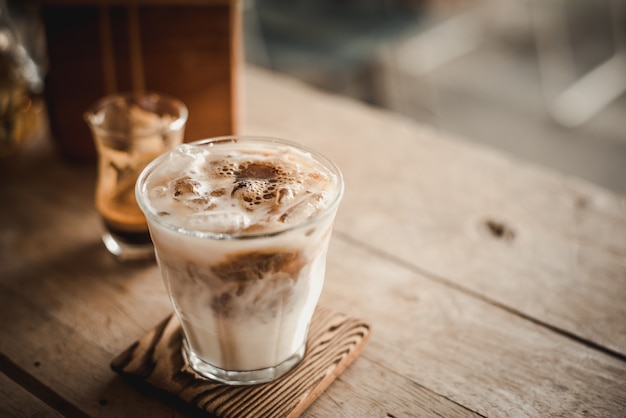 Latte-koffie uitstekende toon voor de achtergrond van de koffiewinkel