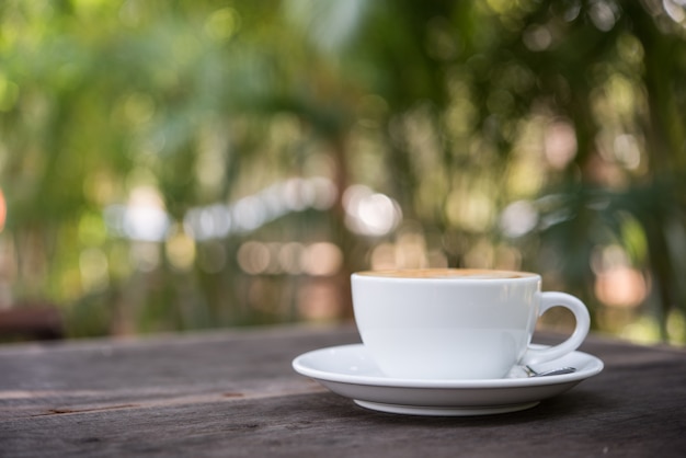 Latte koffiekopje op houten tafel