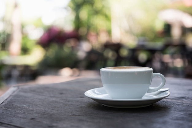 Latte koffiekopje op houten tafel