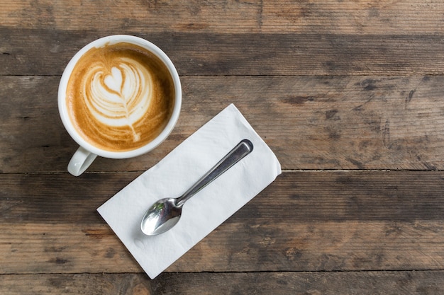 latte koffiekopje op houten tafel