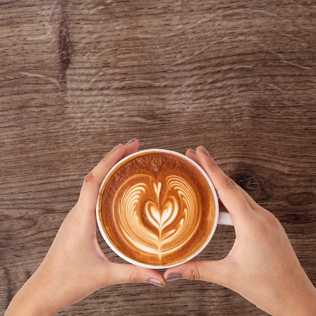 Latte kunst in de handen van vrouwen