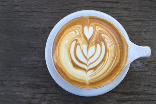 latte kunst koffie op hout achtergrond