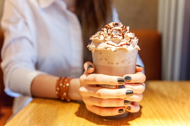 Photo latte macchiato in tall glass close up