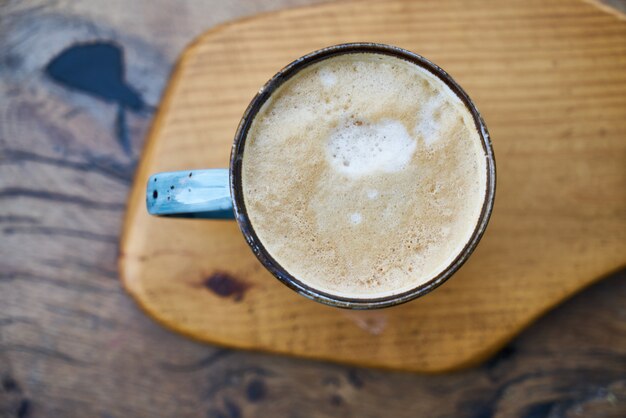 Latte op houten tafel