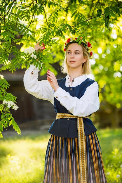 Фото Латышская женщина в традиционной одежде ligo folk