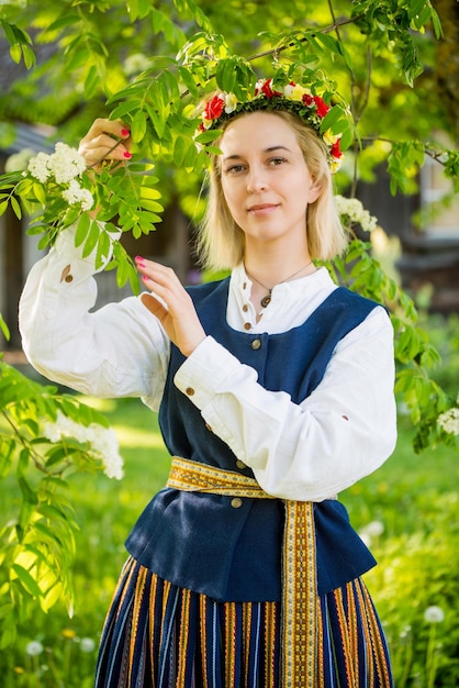 Donna lettone in abiti tradizionali ligo folk