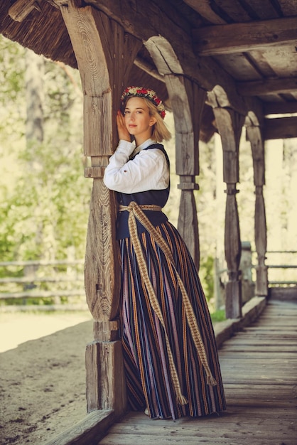 Photo latvian woman in traditional clothing ligo folk