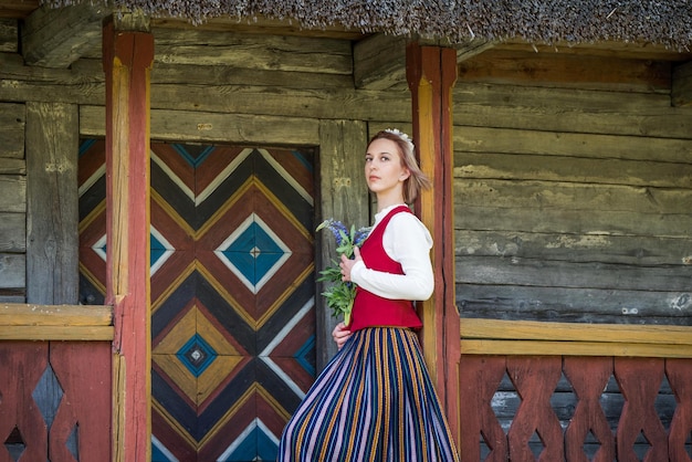 伝統的な服のリゴフォークのラトビアの女性