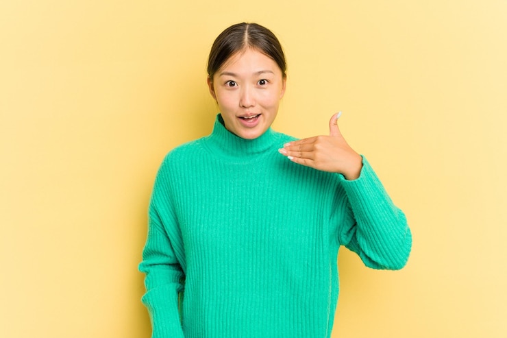 Photo 手で口を覆っている何かについて笑う