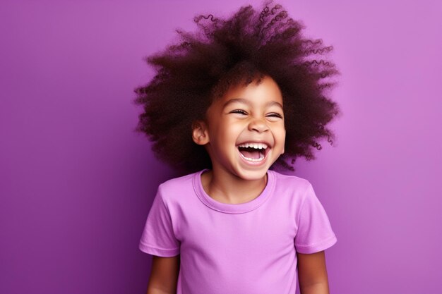 紫色のシャツを着て笑うアフリカの子供