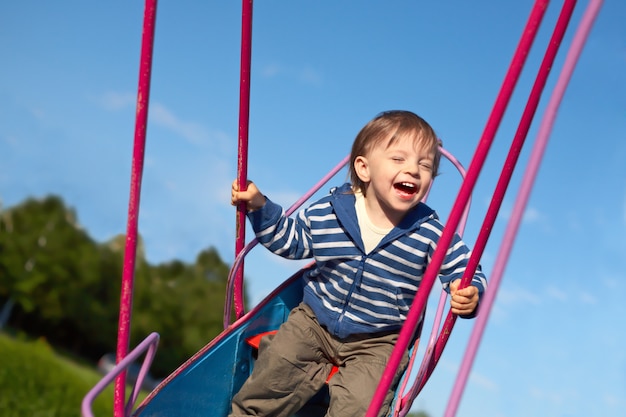 Laughing baby op de schommel