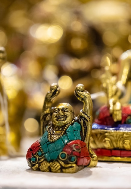 Photo laughing buddha idol made with brass