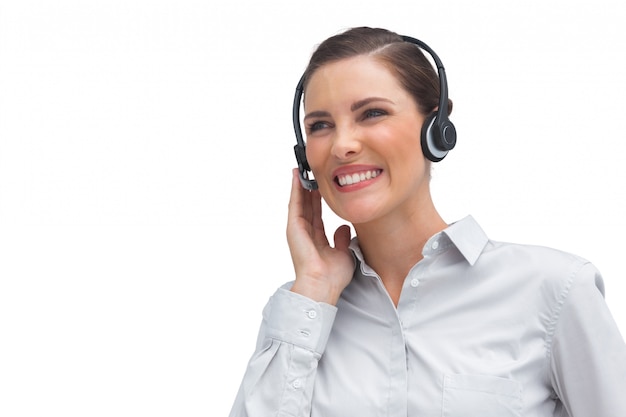 Agente di call center che ride indossando l'auricolare